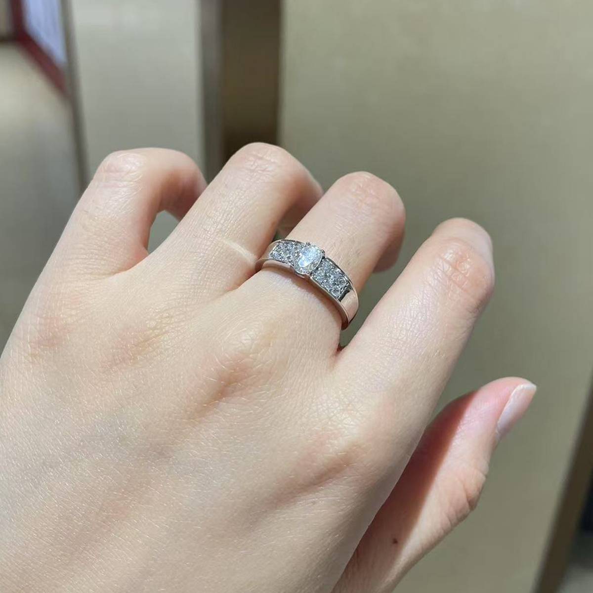蛋形S925银镀白金女戒定制选款主石莫桑钻0.5ct/副石高碳钻